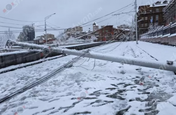 Մաշտոցի պողոտայի թունելի մոտ երկաթե էլեկտրասյունը հիմքից պոկվել ու տապալվել է՝ փակելով ճանապարհը